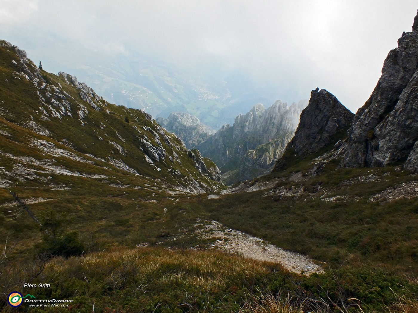 60 Alla bocchetta dopo il Campelli vallone verso la Valle del Riso.JPG